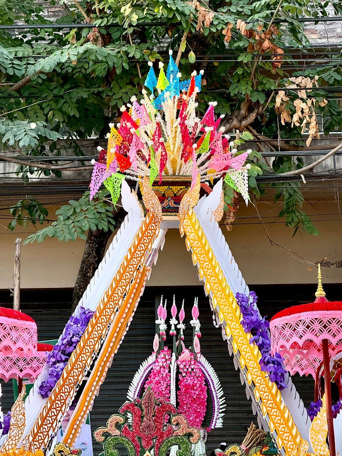 ธงช่อนำทางลายเครือเถา